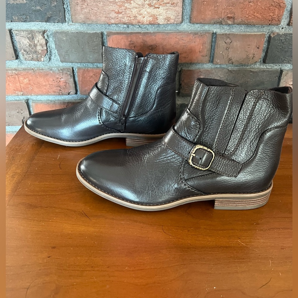 NWOT Clarks Camzin Loop ankle boots 9